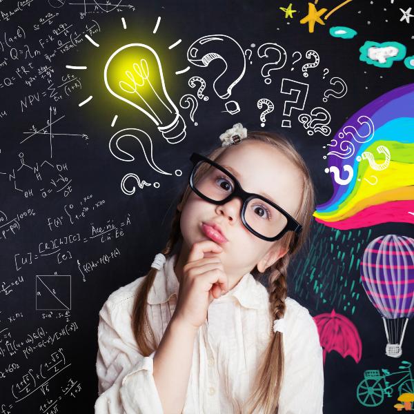 Kind in nachdenklicher Pose vor einem Hintergrund von Zeichnungen und chemischen und mathematischen Formeln
