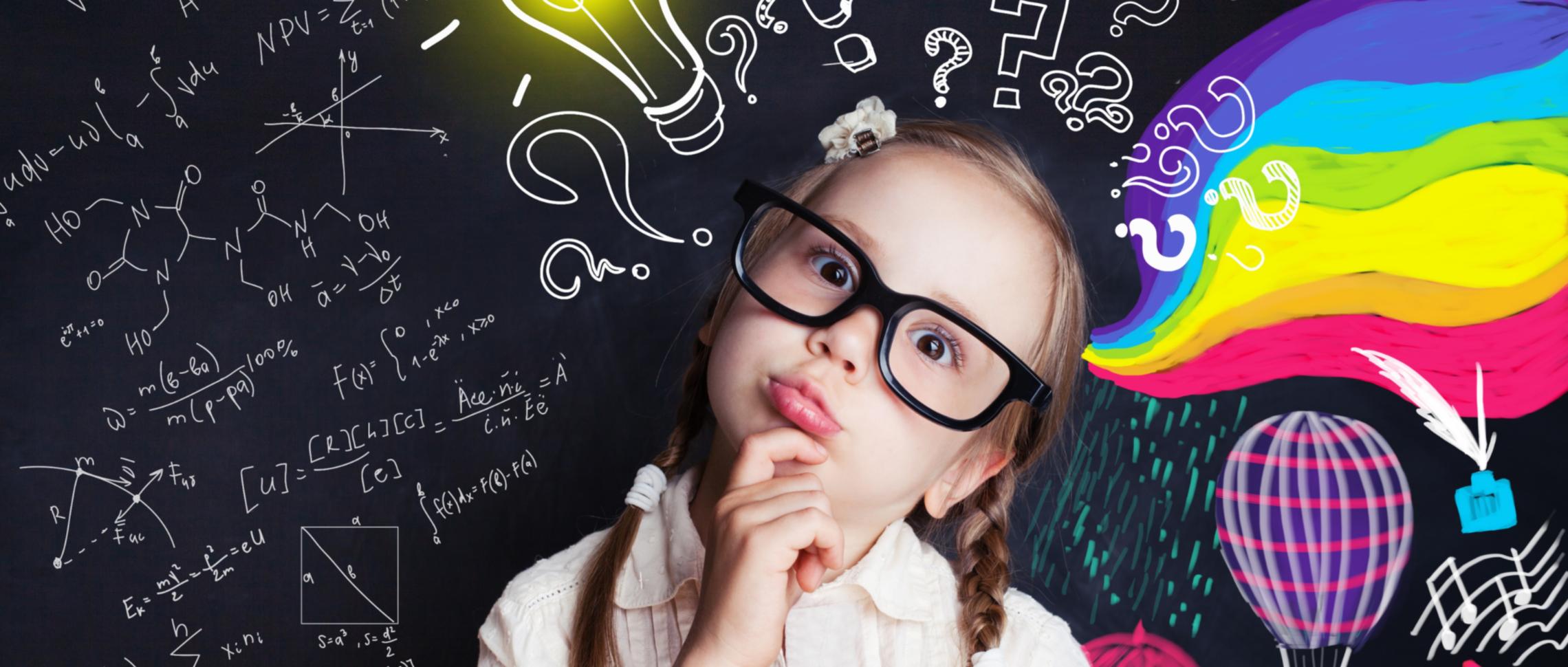 Kind in nachdenklicher Pose vor einem Hintergrund von Zeichnungen und chemischen und mathematischen Formeln