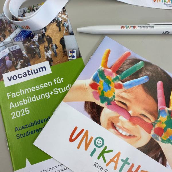 Unikathe Broschüren und Merchandise-Artikel