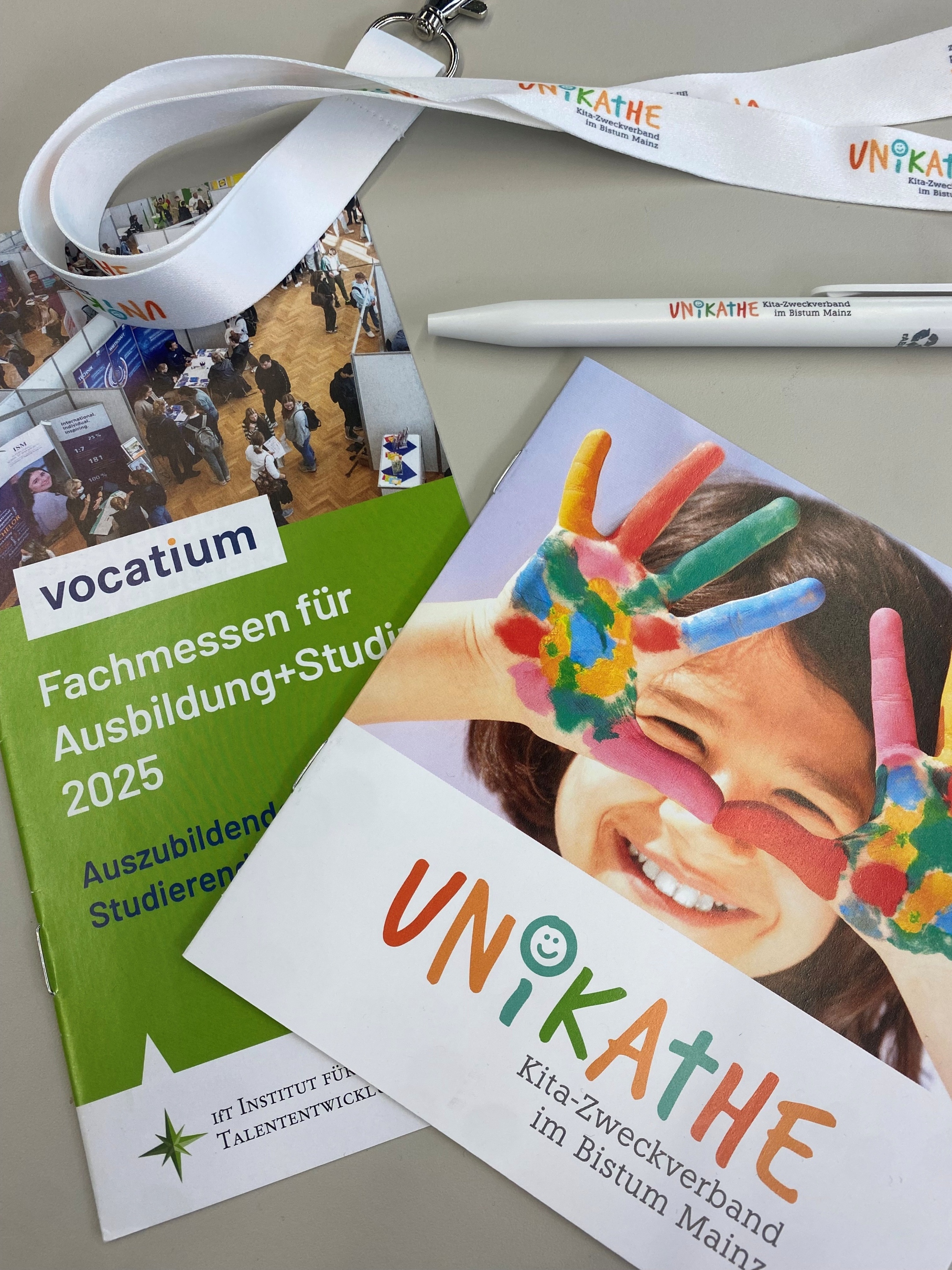Unikathe Broschüren und Merchandise-Artikel