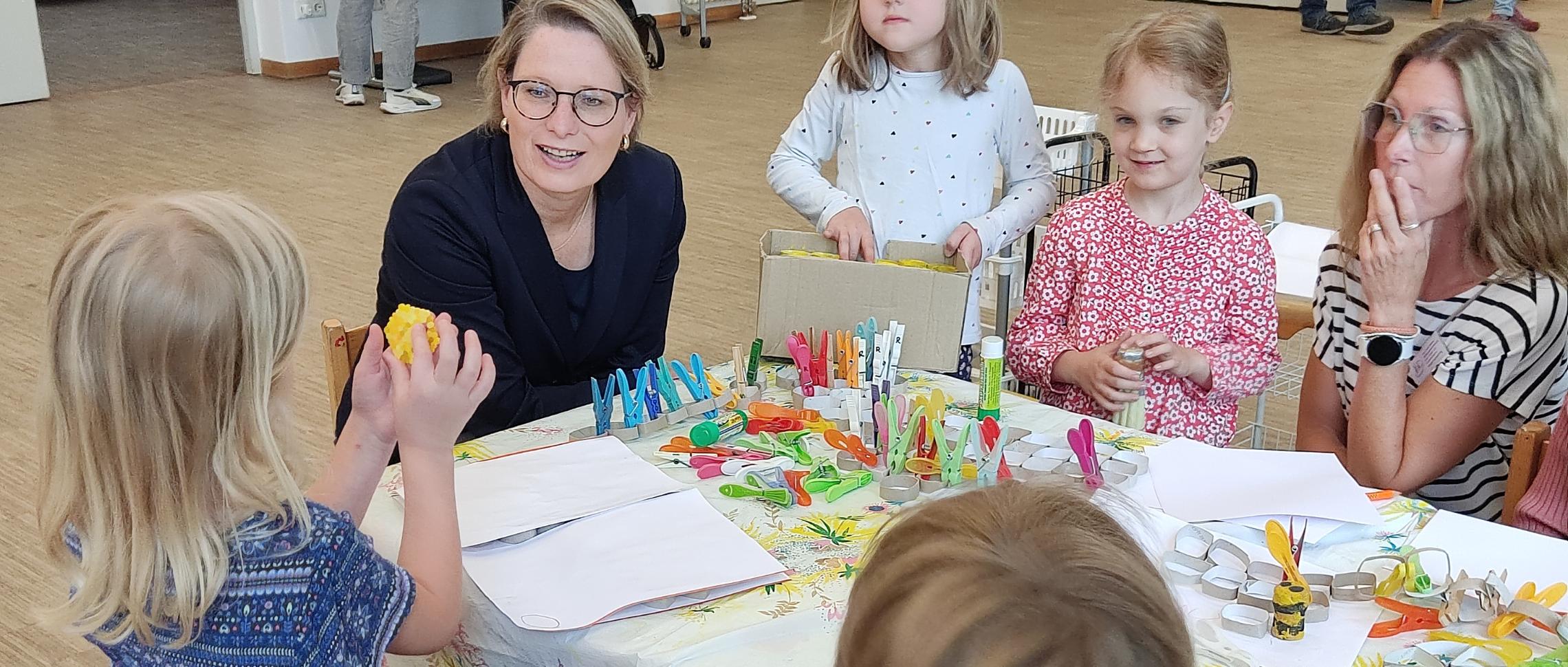 Bildungsministerin Dr. Stefanie Hubig bei Experimenten mit Kindern in der Kita Mariae Heimsuchung in Mainz-Laubenheim