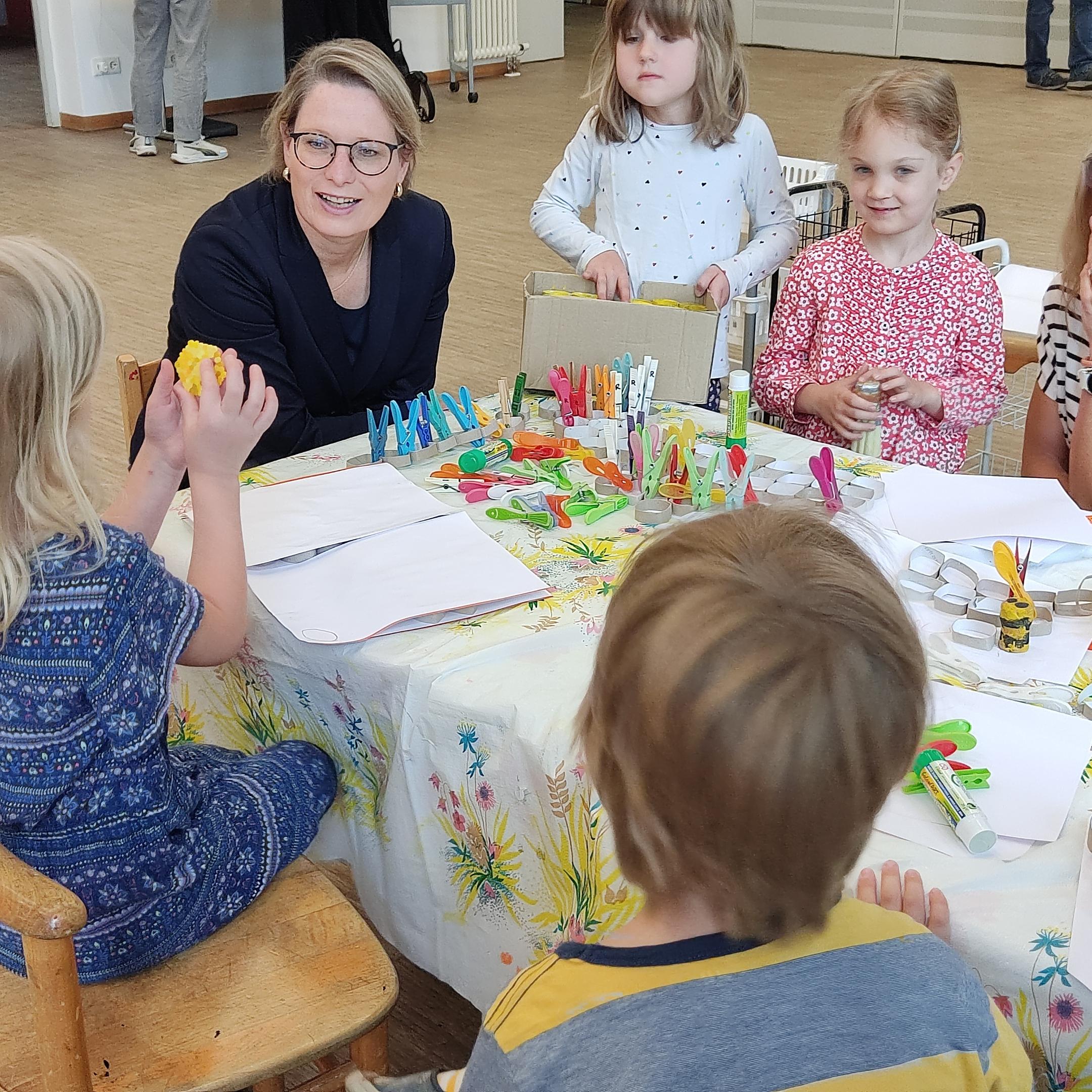 Bildungsministerin Dr. Stefanie Hubig bei Experimenten mit Kindern in der Kita Mariae Heimsuchung in Mainz-Laubenheim