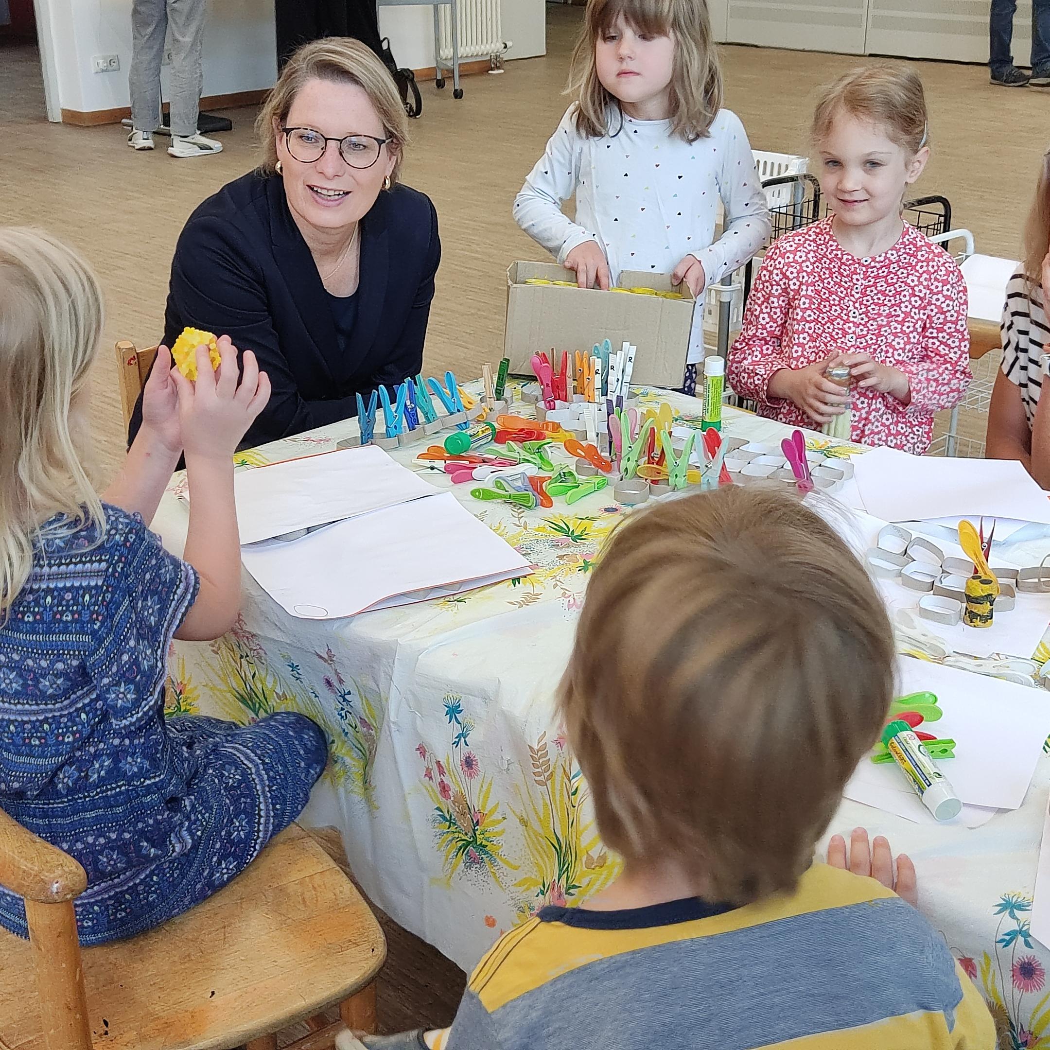 Bildungsministerin Dr. Stefanie Hubig bei Experimenten mit Kindern in der Kita Mariae Heimsuchung in Mainz-Laubenheim