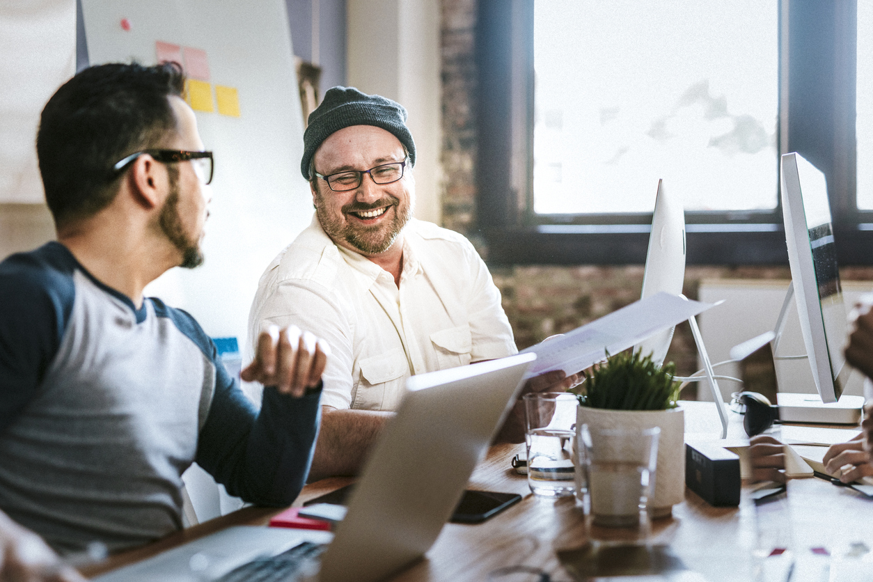 2 Männer im Büro lachend
