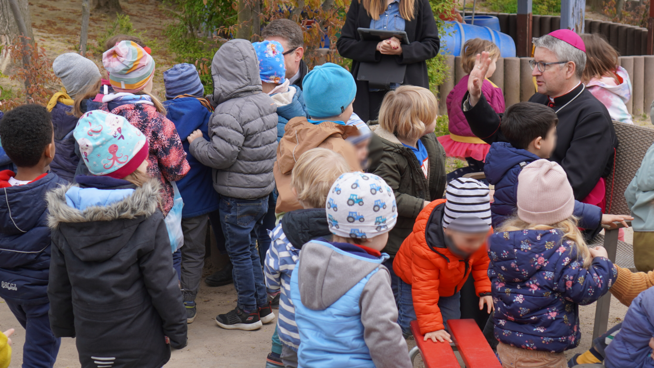 ein beliebter Gast - Bischof Kohlgraf mit Kita-Kindern