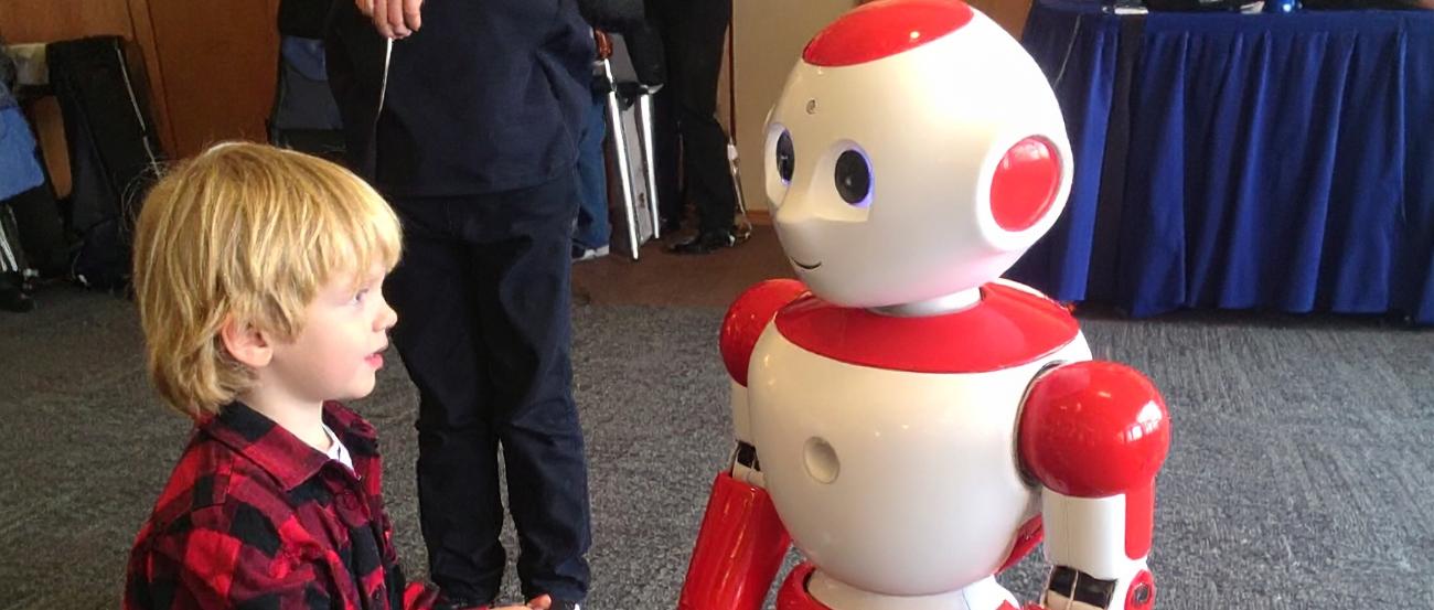 Ein kleiner humanoider Roboter