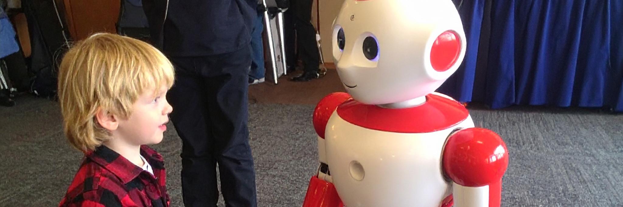 Ein kleiner humanoider Roboter
