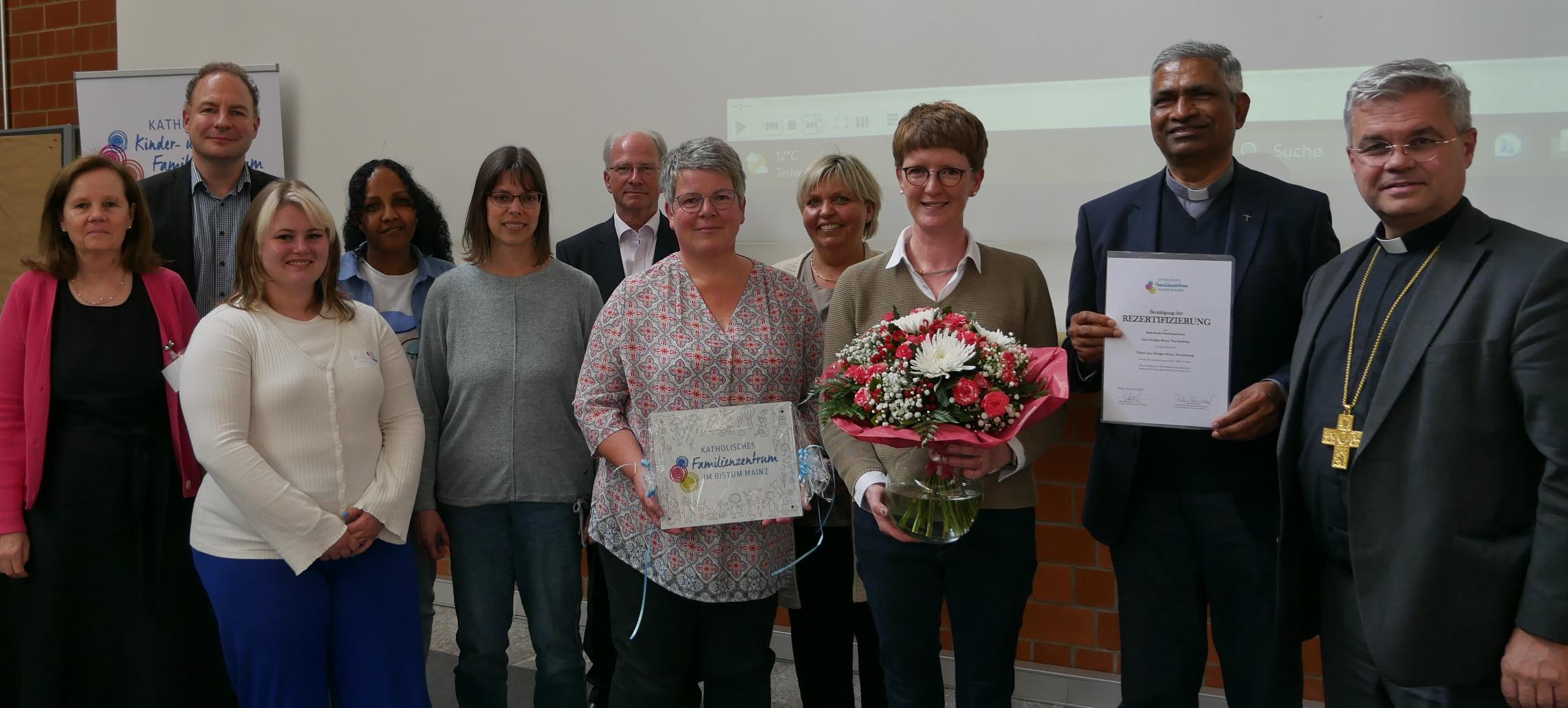 Vertreterinnen der Kita Heilig Kreuz in Neu-Isenburg mit Weihbischof Bentz
