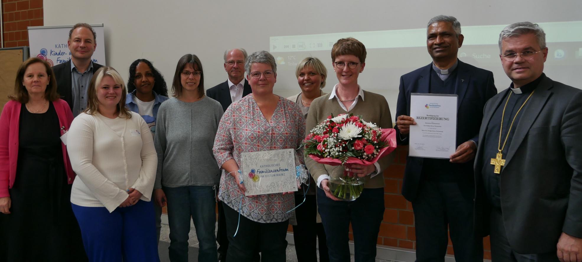 Vertreterinnen der Kita Heilig Kreuz in Neu-Isenburg mit Weihbischof Bentz