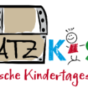 eine gemalte Schatzkiste steht neben dem Schriftzug der Kita
