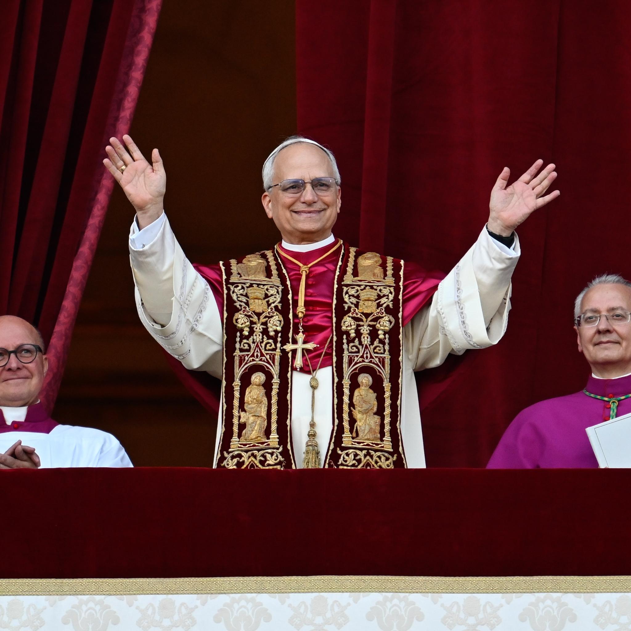 Papst Leo XIV., der frühere Kardinal Robert F. Prevost, winkt nach seiner Wahl zum Papst am 8. Mai 2025 der Menge auf dem Petersplatz im Vatikan.