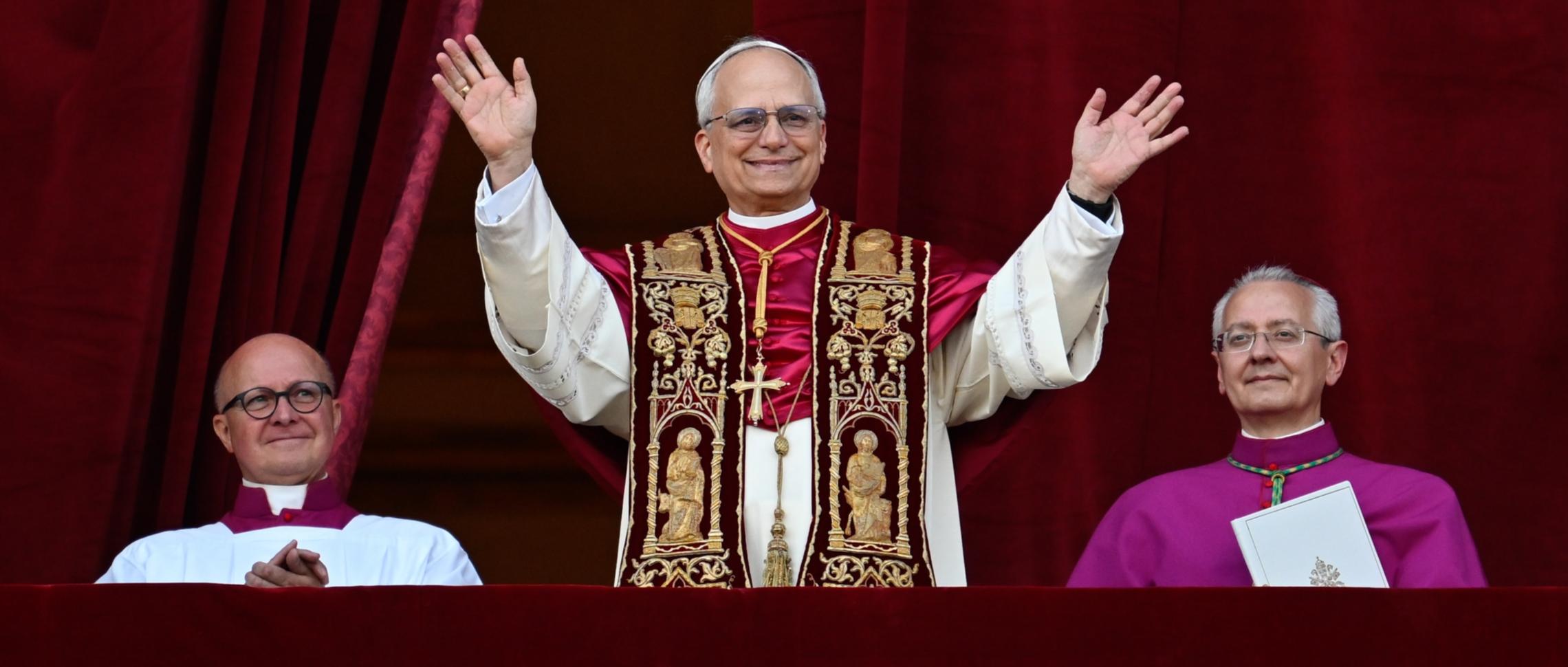Papst Leo XIV., der frühere Kardinal Robert F. Prevost, winkt nach seiner Wahl zum Papst am 8. Mai 2025 der Menge auf dem Petersplatz im Vatikan.