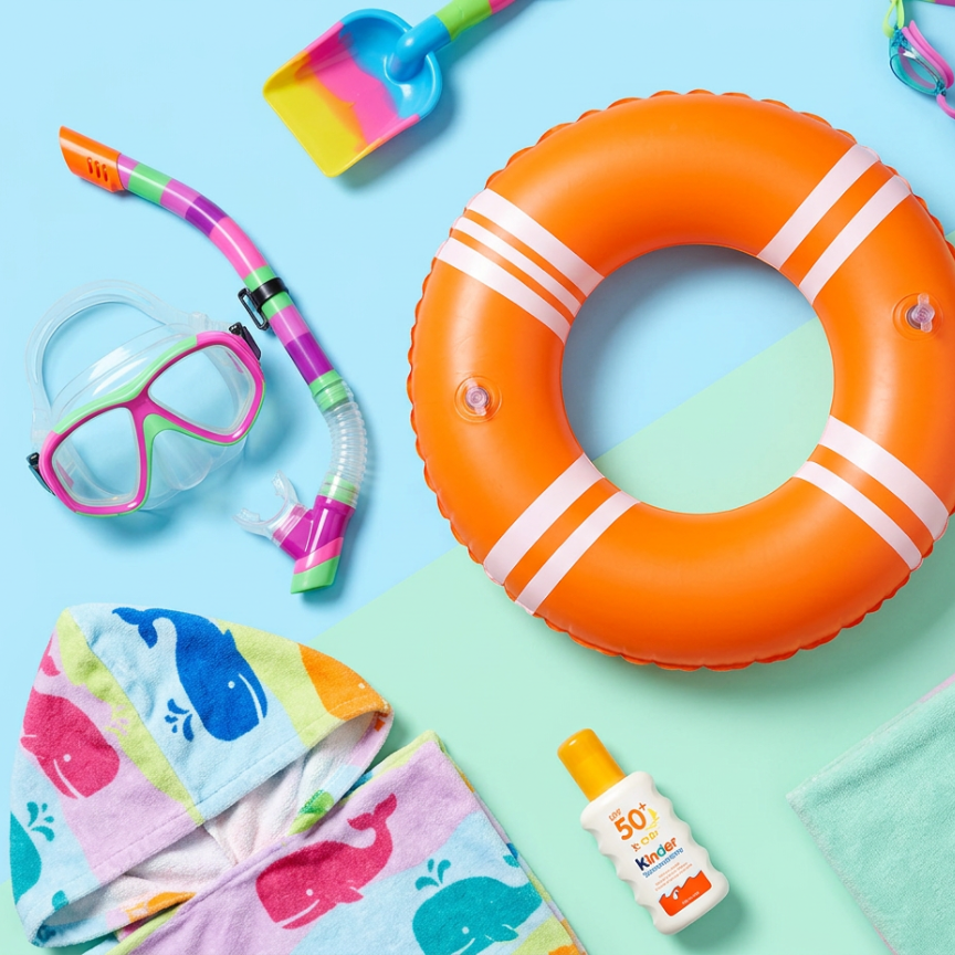 Badeponcho für Kinder, Taucherbrille und Schnorchel, Schwimmreifen, Schaufel
