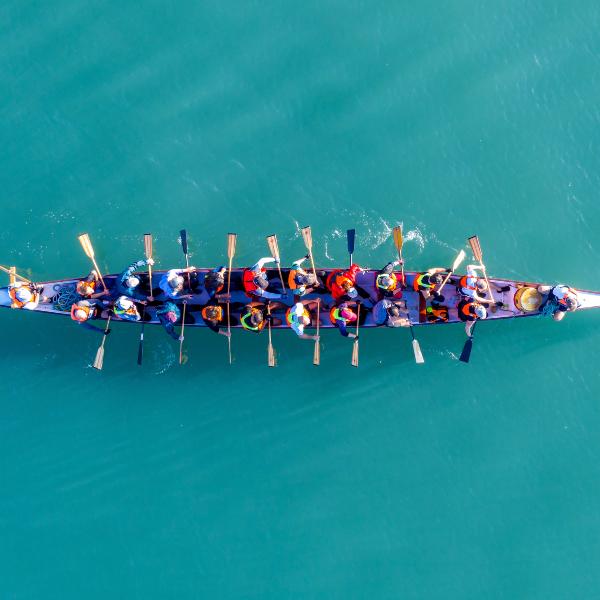 Teamarbeit - gemeinsam in einem Boot
