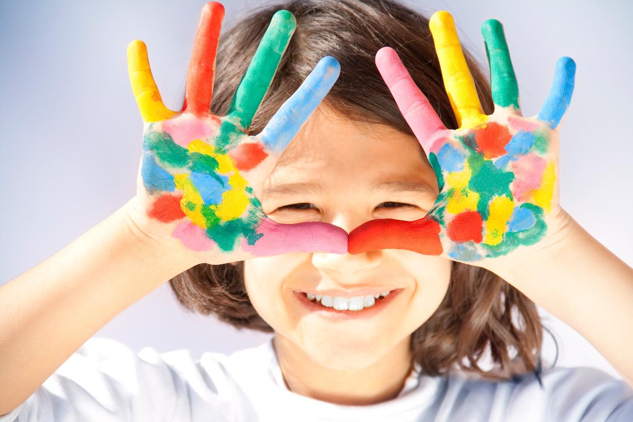 Kind mit Händen voller Farbe