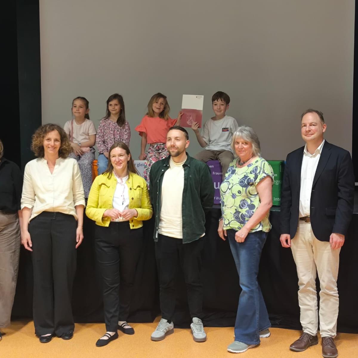 Gruppe von Personen in 2 Reihen