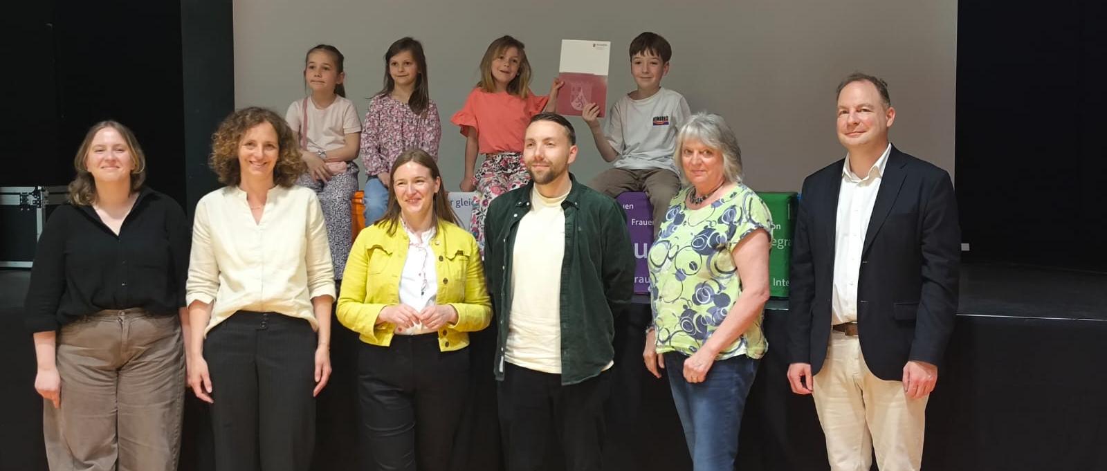 Gruppe von Personen in 2 Reihen