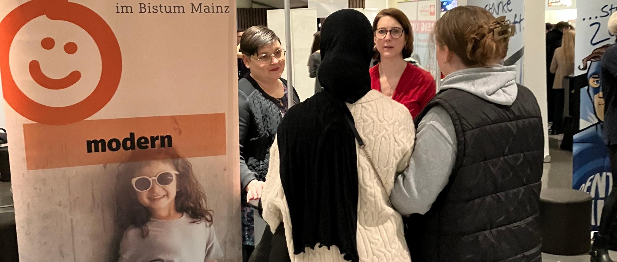 Stand Unikathe mit Messebesucherinnen der Messe Vocatium Mainz-Wiesbaden