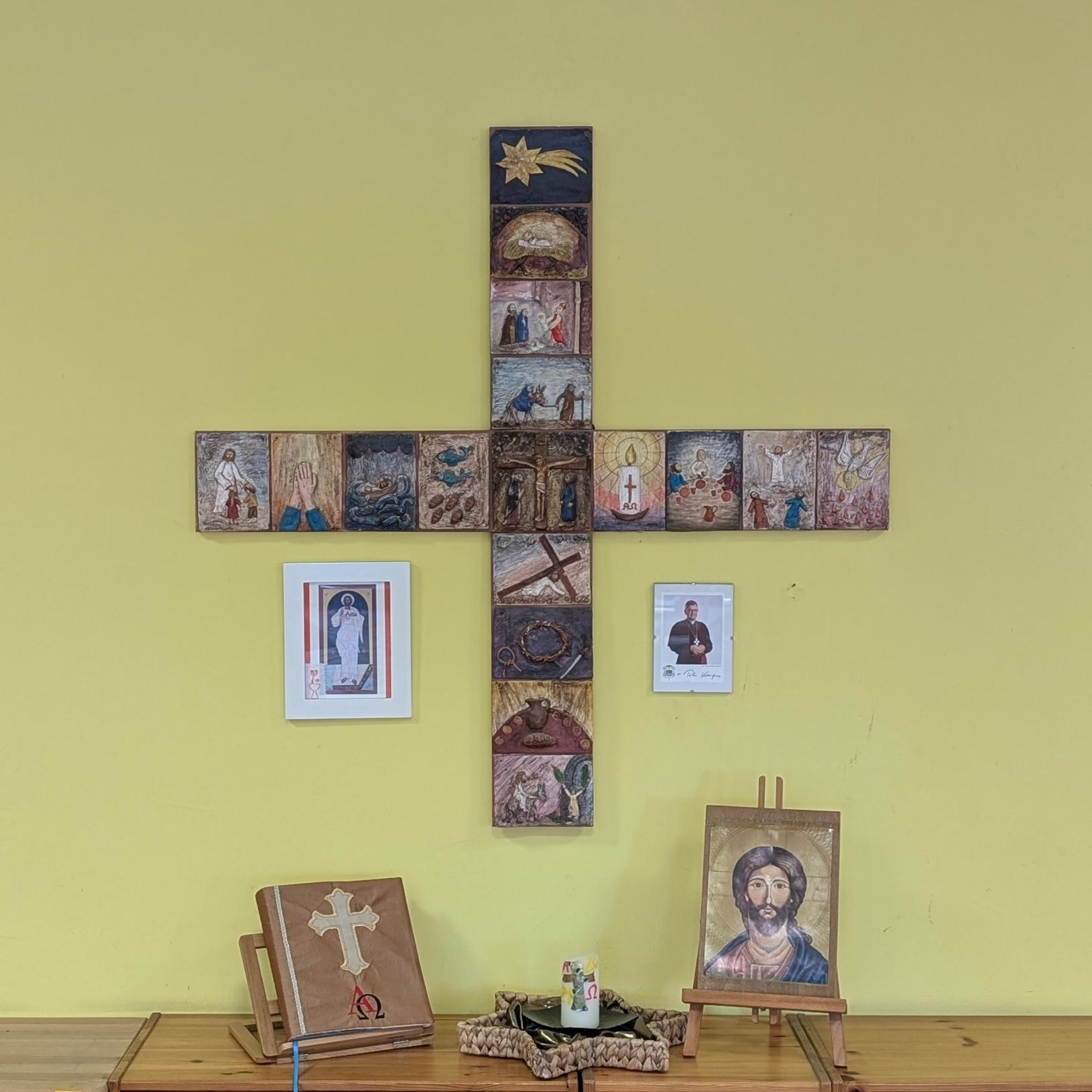 Kreuz im Foyer 05