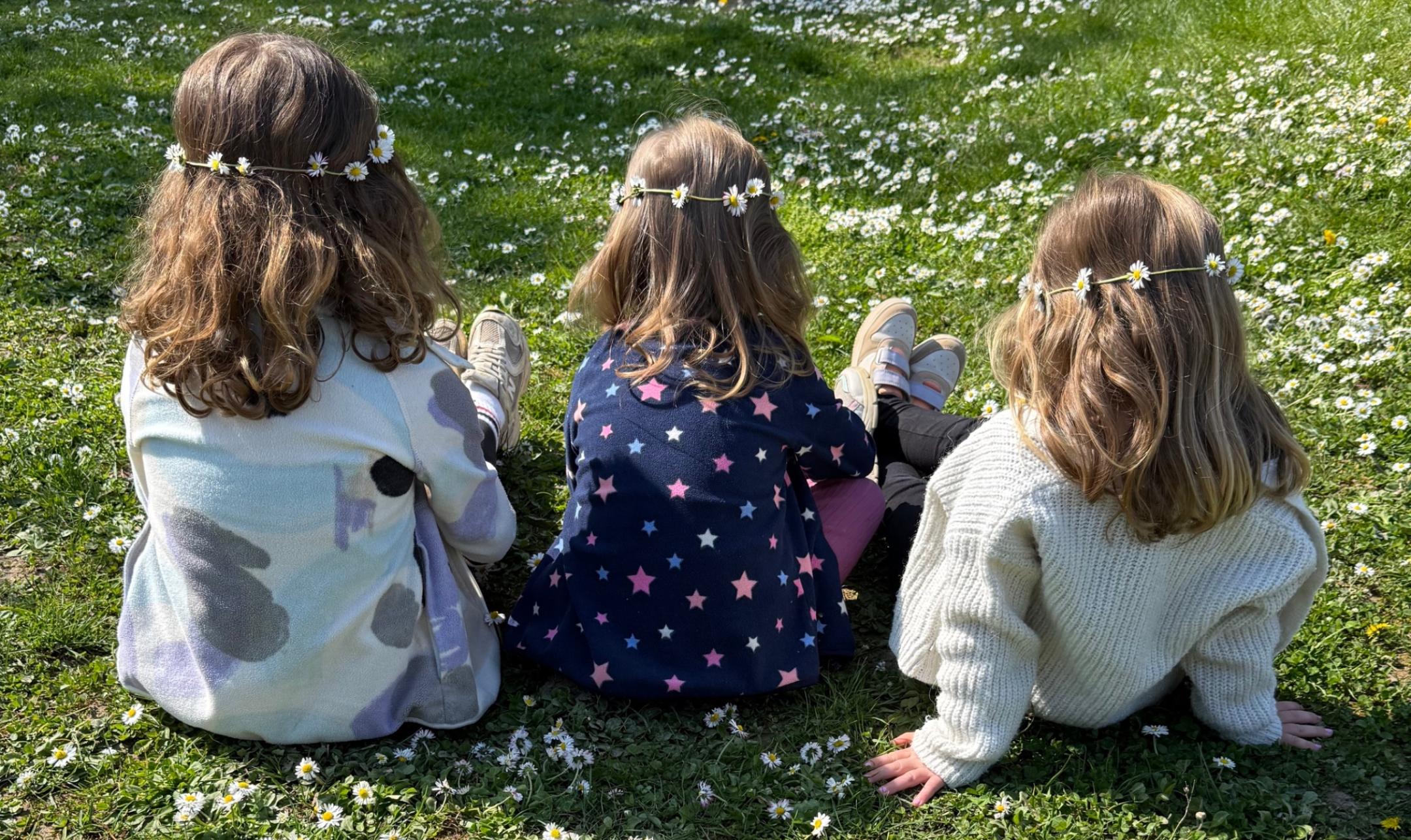 Kinder auf der Wiese