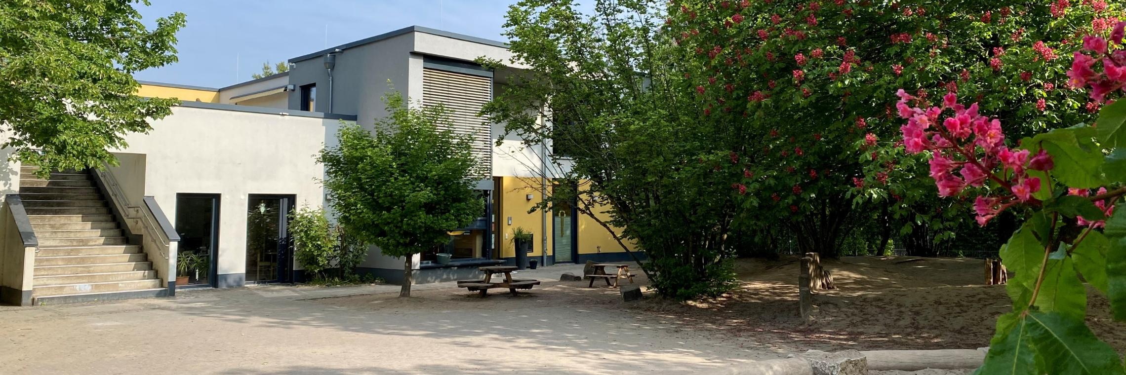 Gebäude, Sandkasten, Spielfläche, Kastanienbaum,