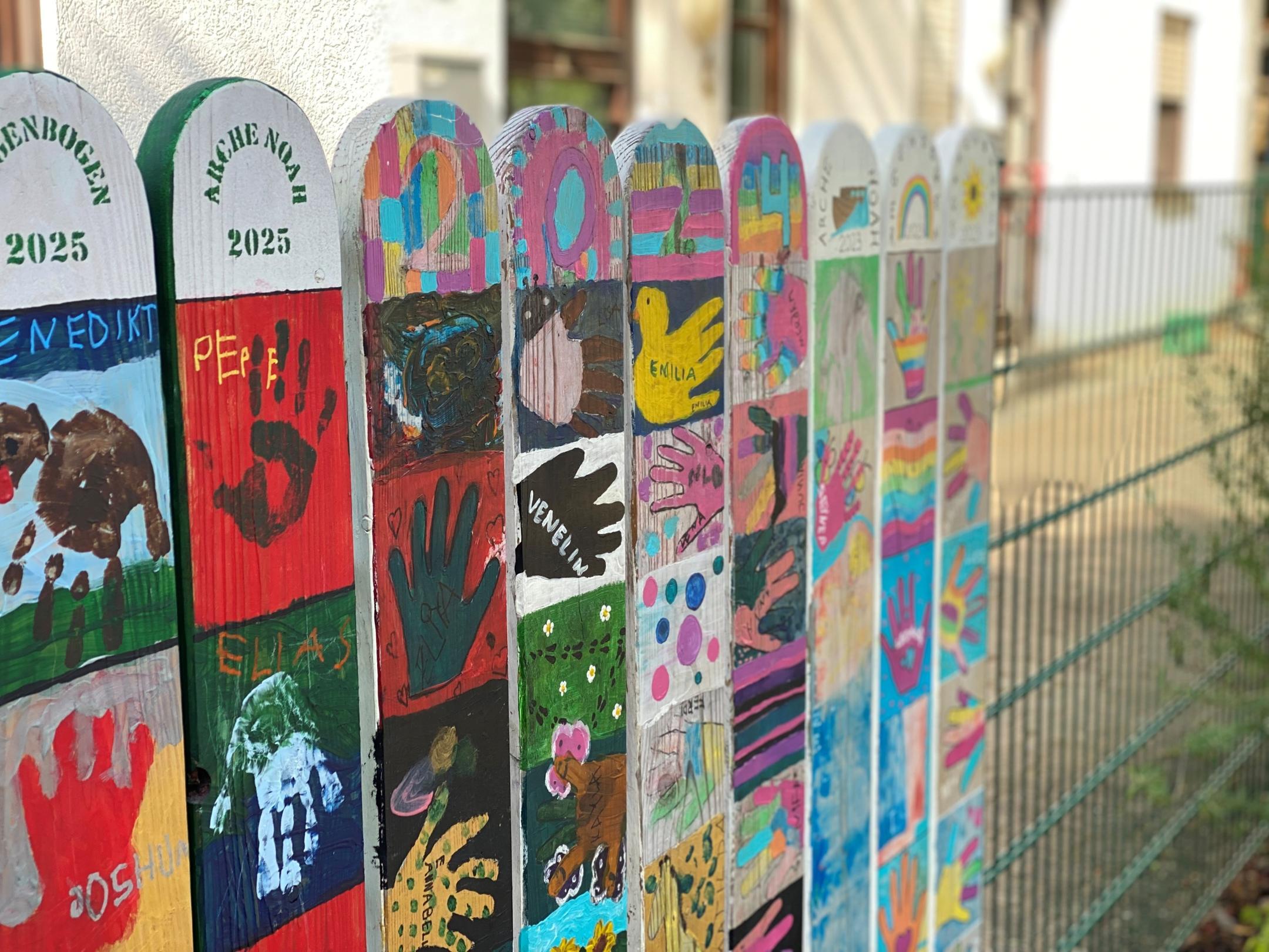 Zaungestaltung, bunt, Handabdrücke