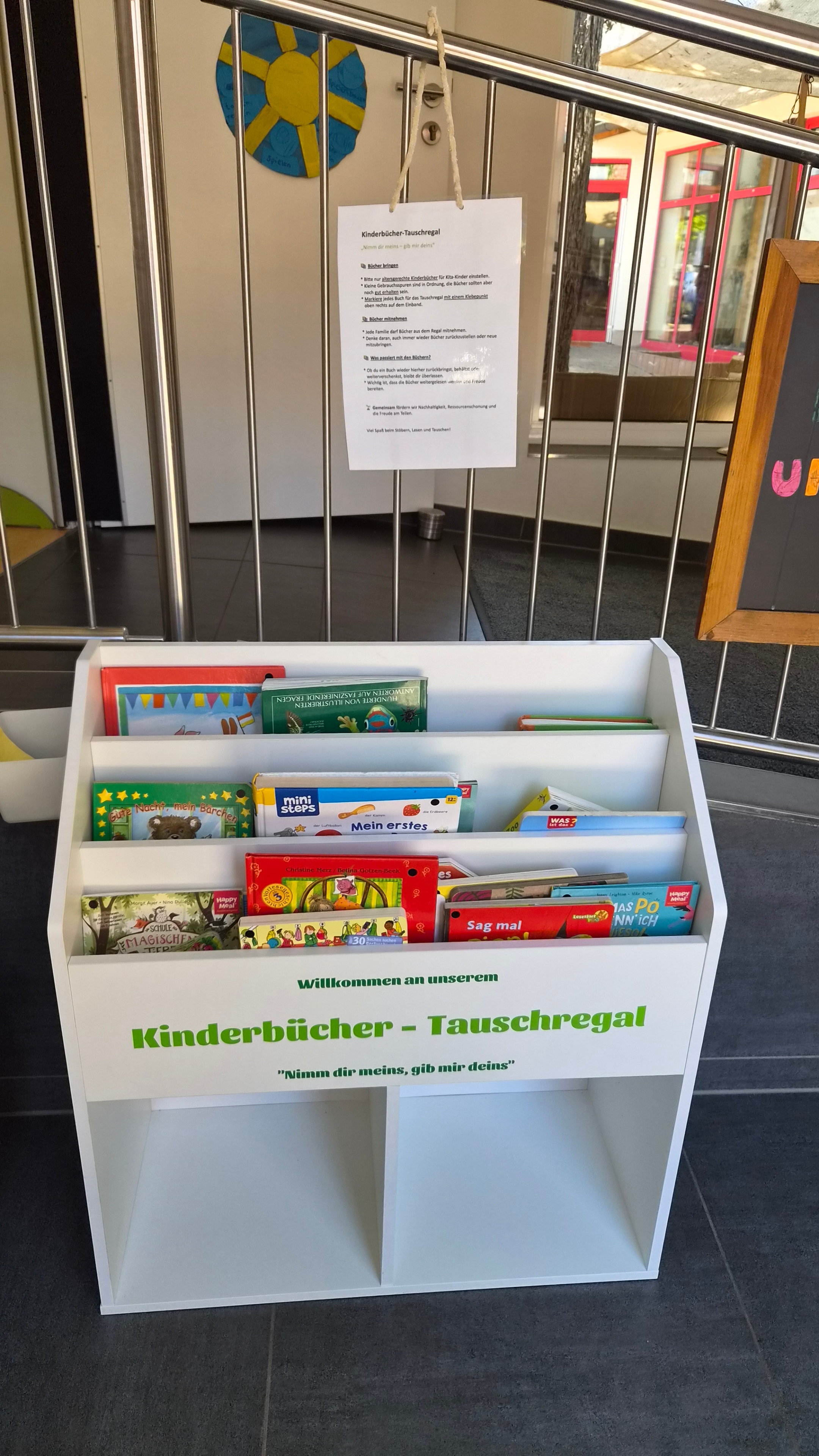Büchertauschregegal