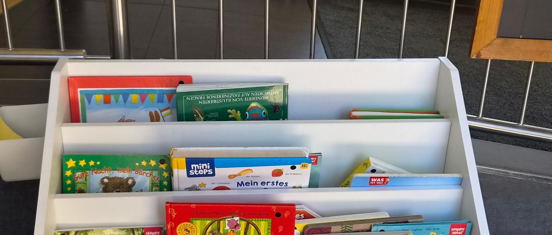 Büchertauschregegal