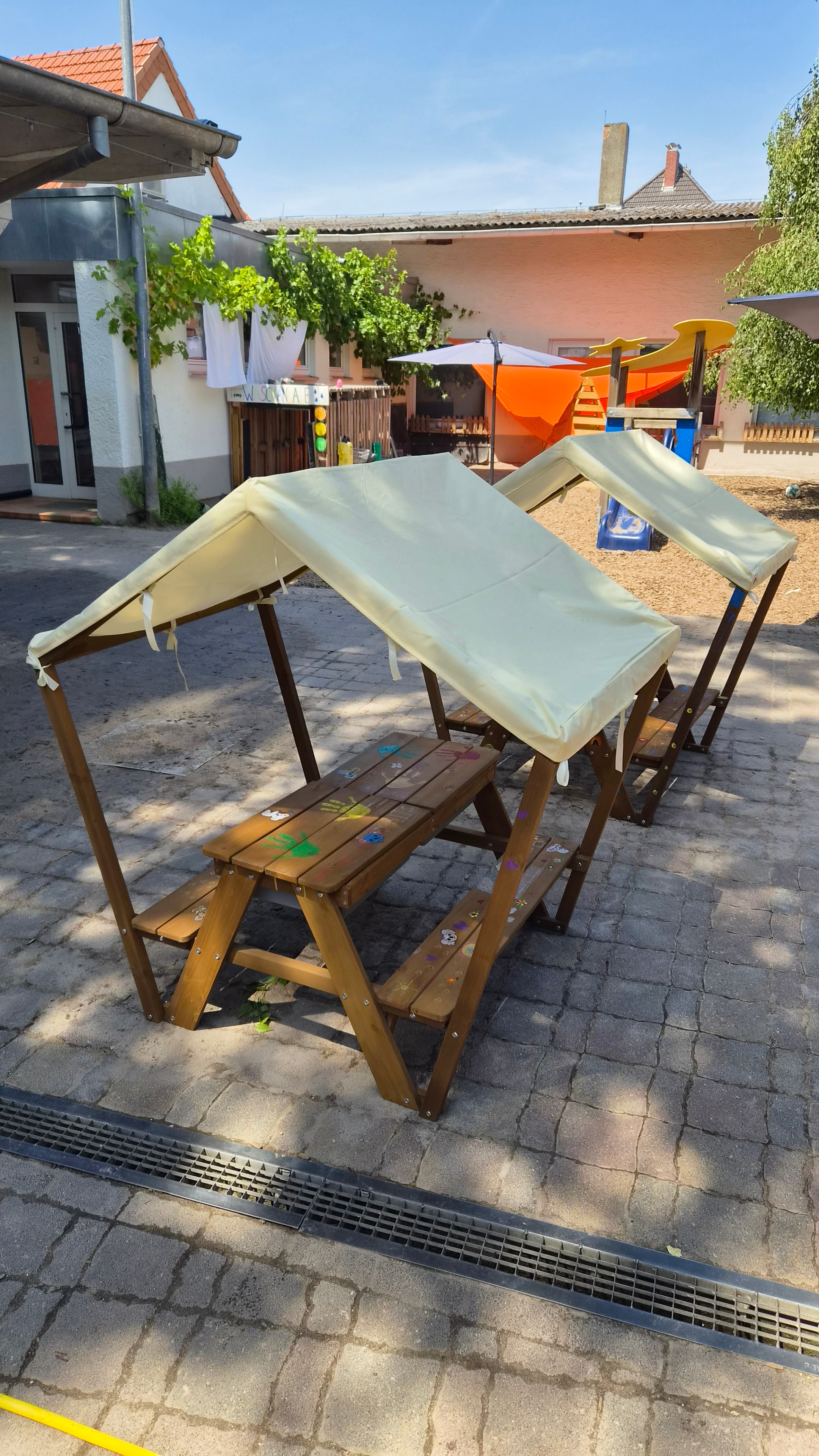 Zwei Kinderbänke mit Überdachung, bemalt