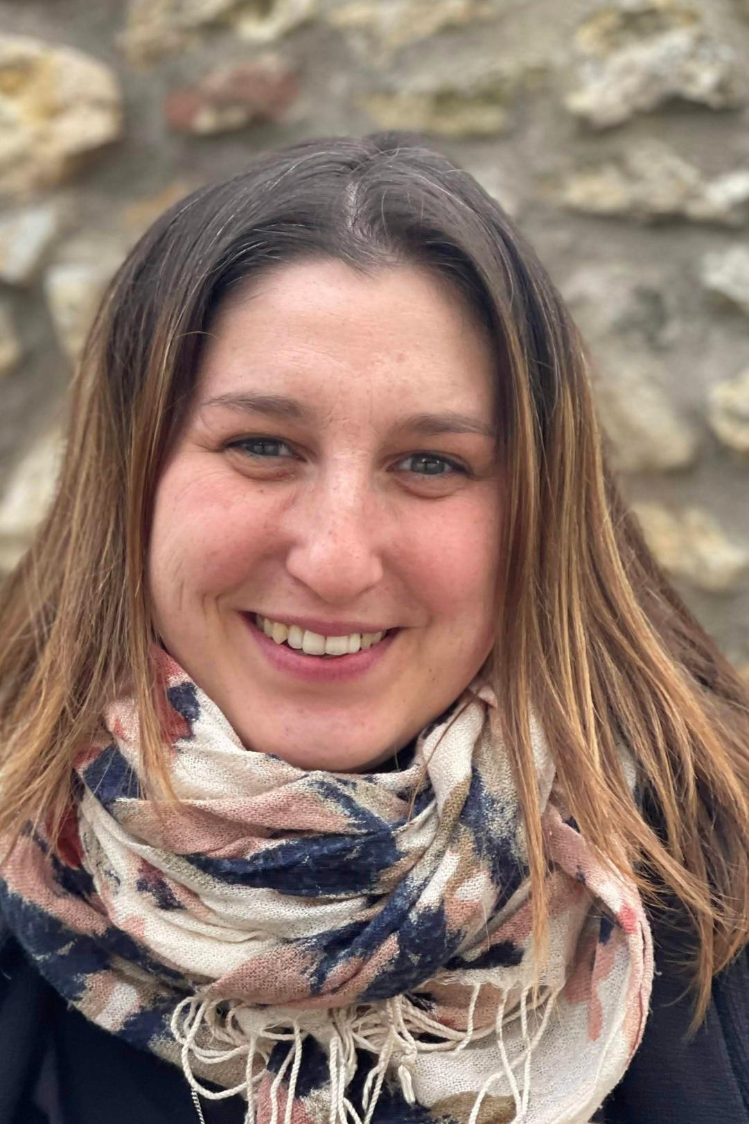 Eine Frau mit Schulterlangen, braunen Haaren