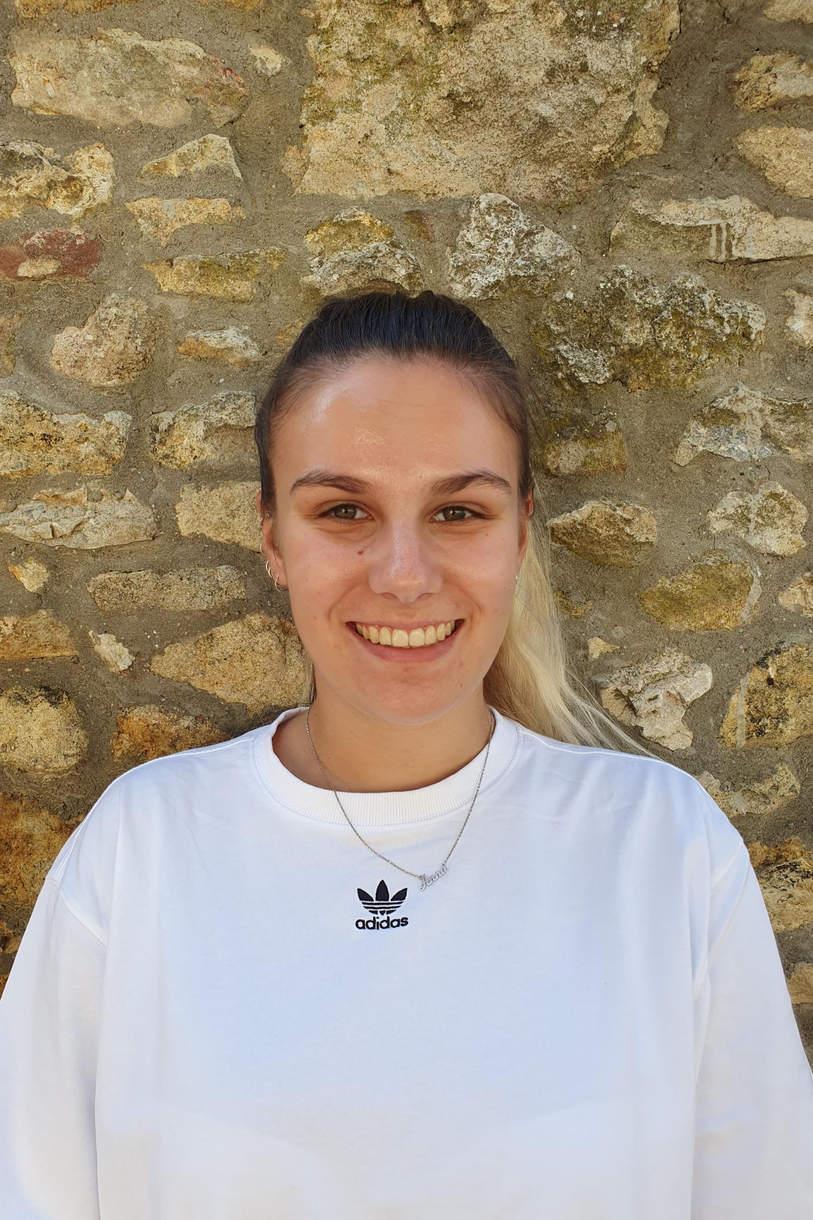 Eine Frau, Anfang 20 mit langen, blonden Haaren