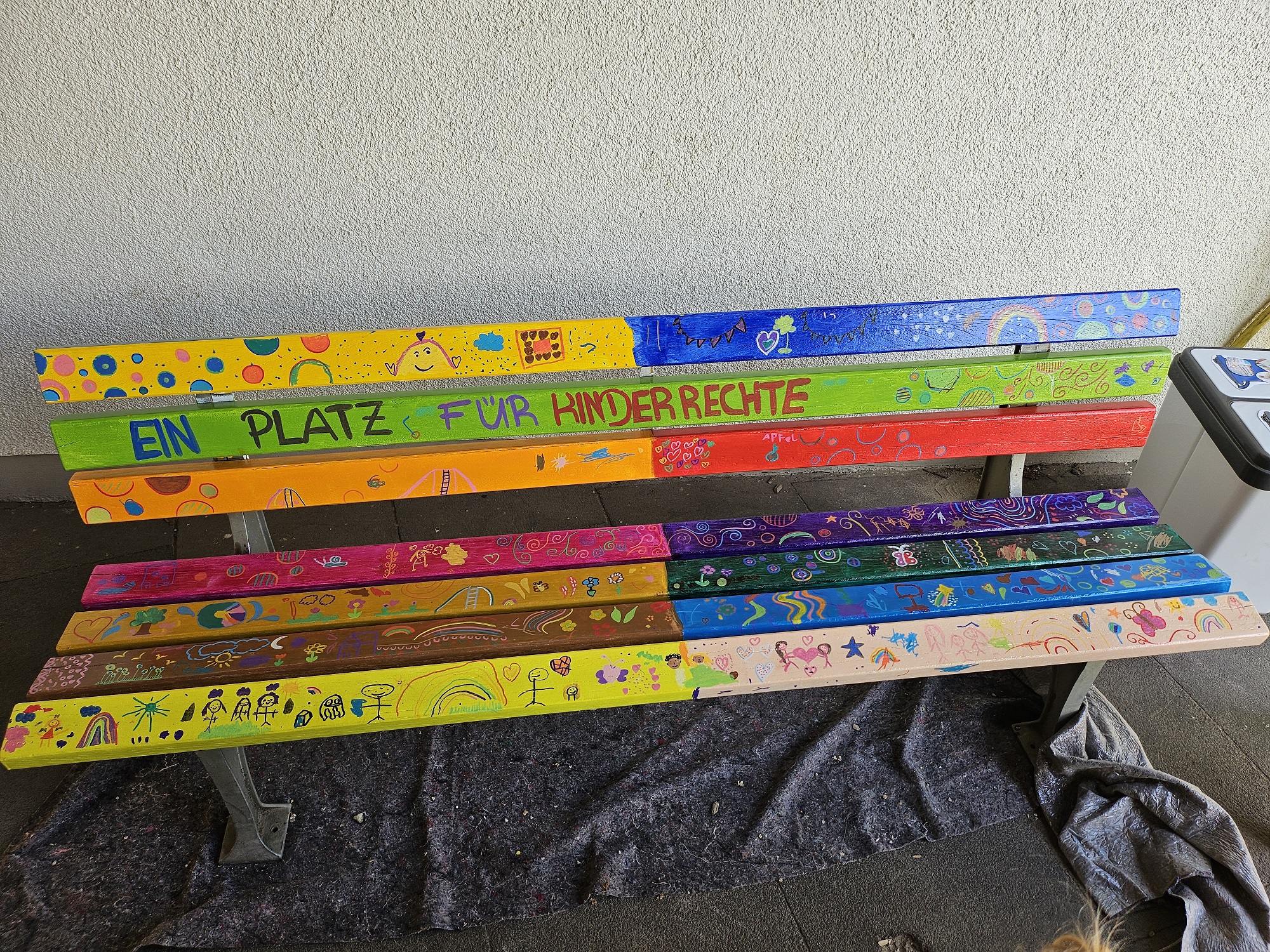 Bunte Bank 'Ein Platz für Kinderrechte'