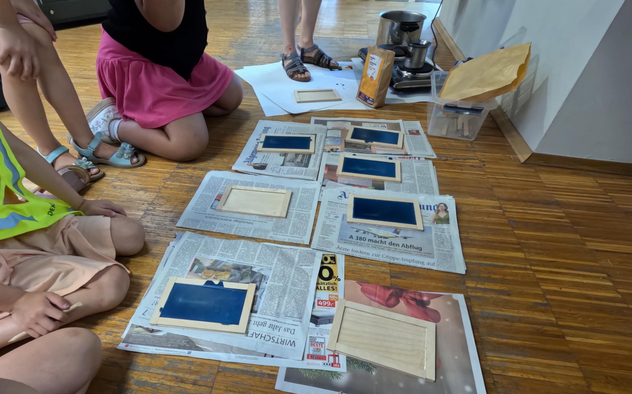 Kinder stellen Wachstafeln her