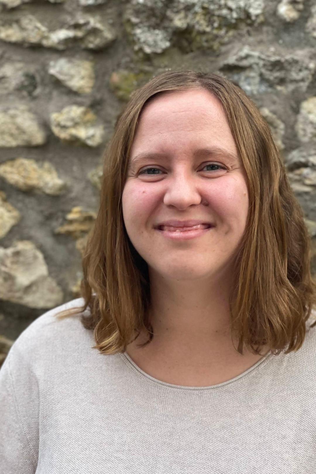 Eine Frau mit schulterlangen, braunen Haaren