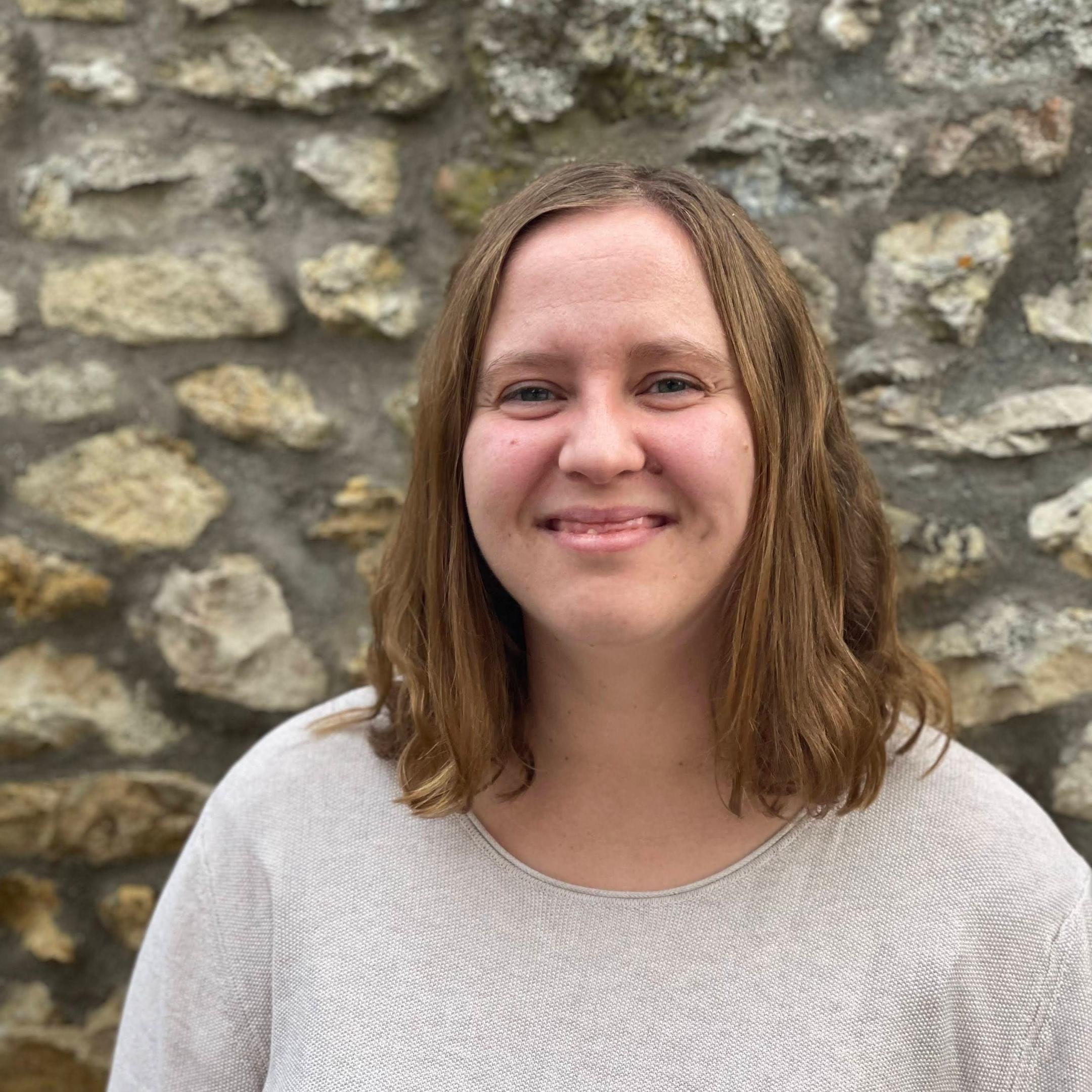 Eine Frau mit schulterlangen, braunen Haaren