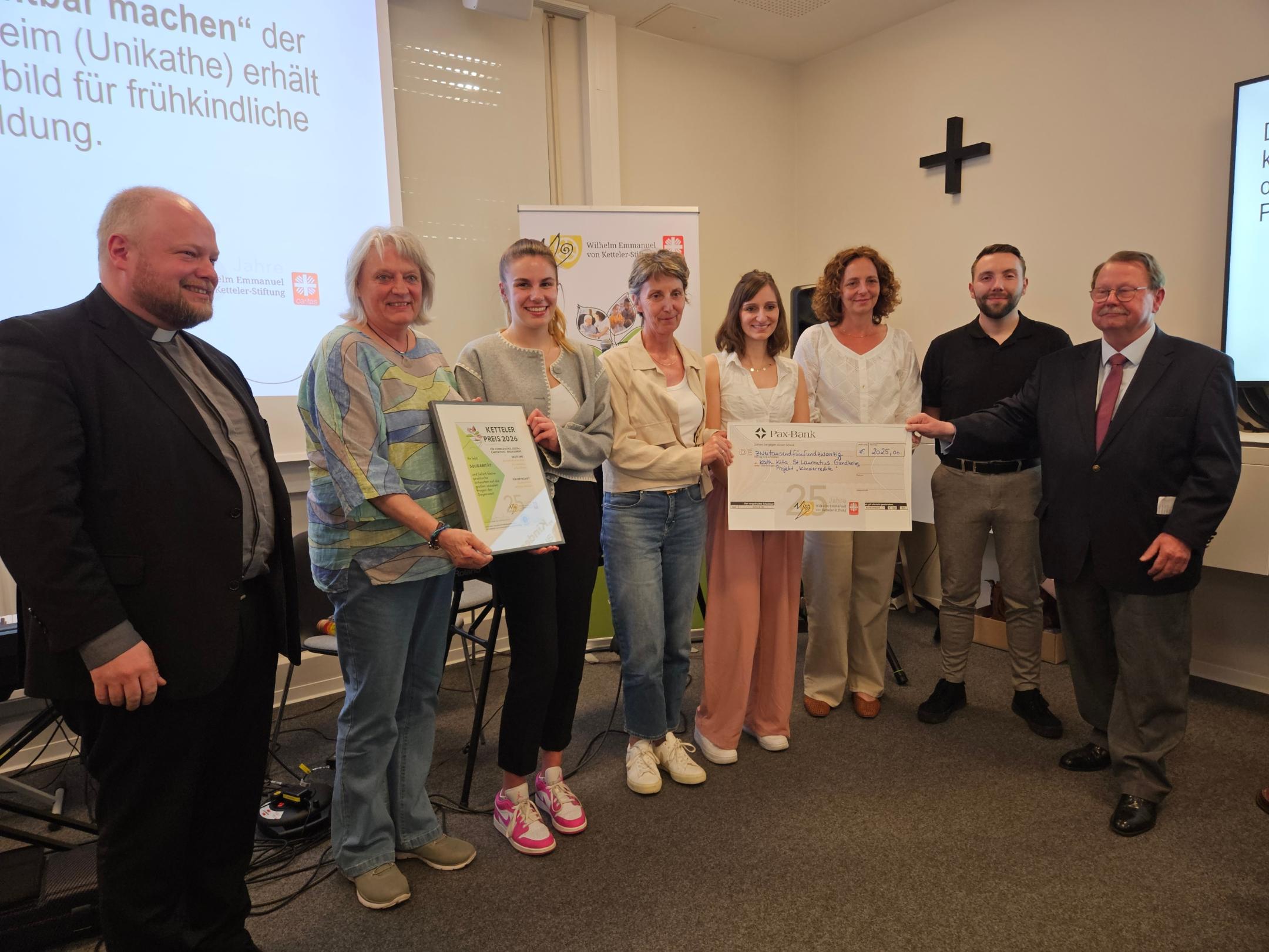 Gruppenfoto von links nach Rechts: Der Generalvikar, Frau Verheugen, Frau Hubert, Frau Leidemer, Frau Jäger, Frau Berghöfer, Herr Schuster
