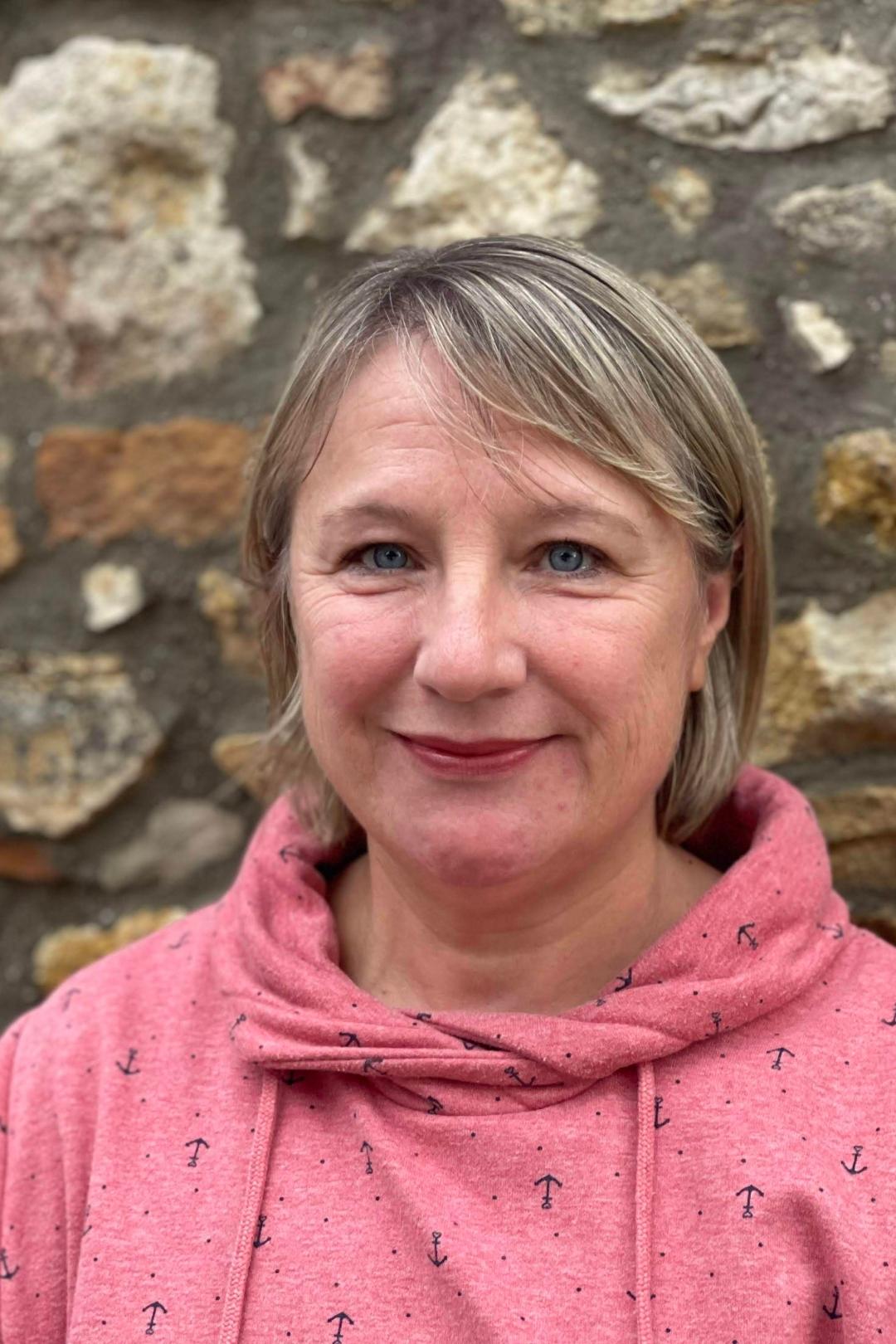 Eine Frau mit nackenlangen, blonden Haaren