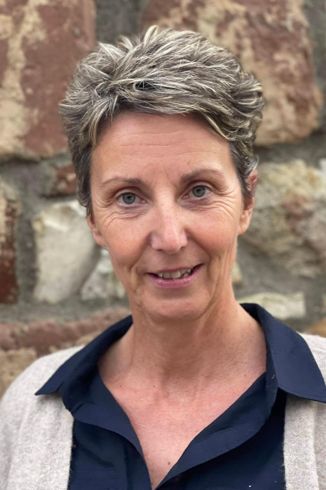 Eine Frau mit kurzen, dunkelblonden Haaren