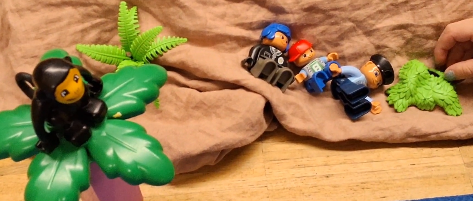 Playmobilfiguren mit Bäumen auf einem Kissen