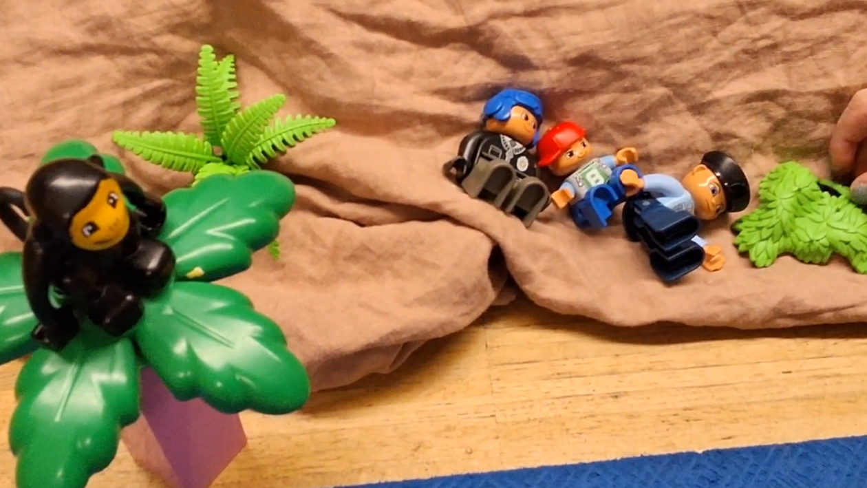 Playmobilfiguren mit Bäumen auf einem Kissen