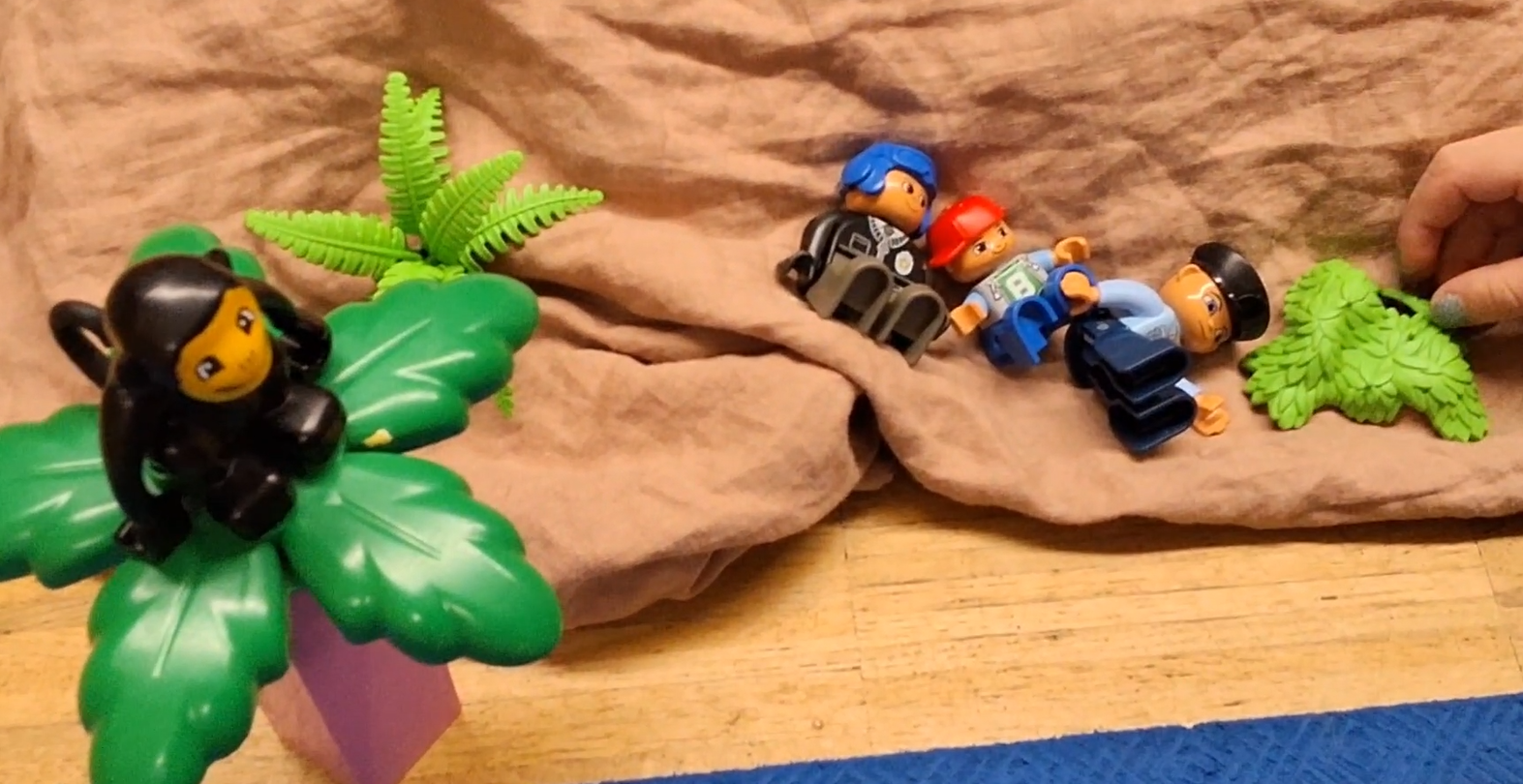 Playmobilfiguren mit Bäumen auf einem Kissen