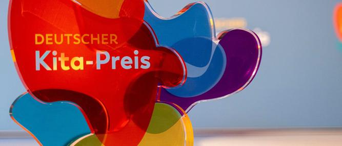 Bunter Pokal für den deutschen Kita-Preis