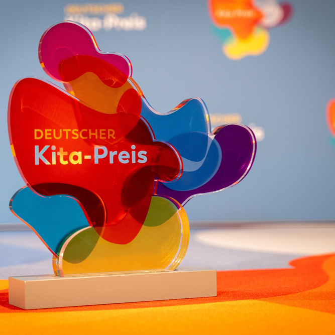 Bunter Pokal für den deutschen Kita-Preis