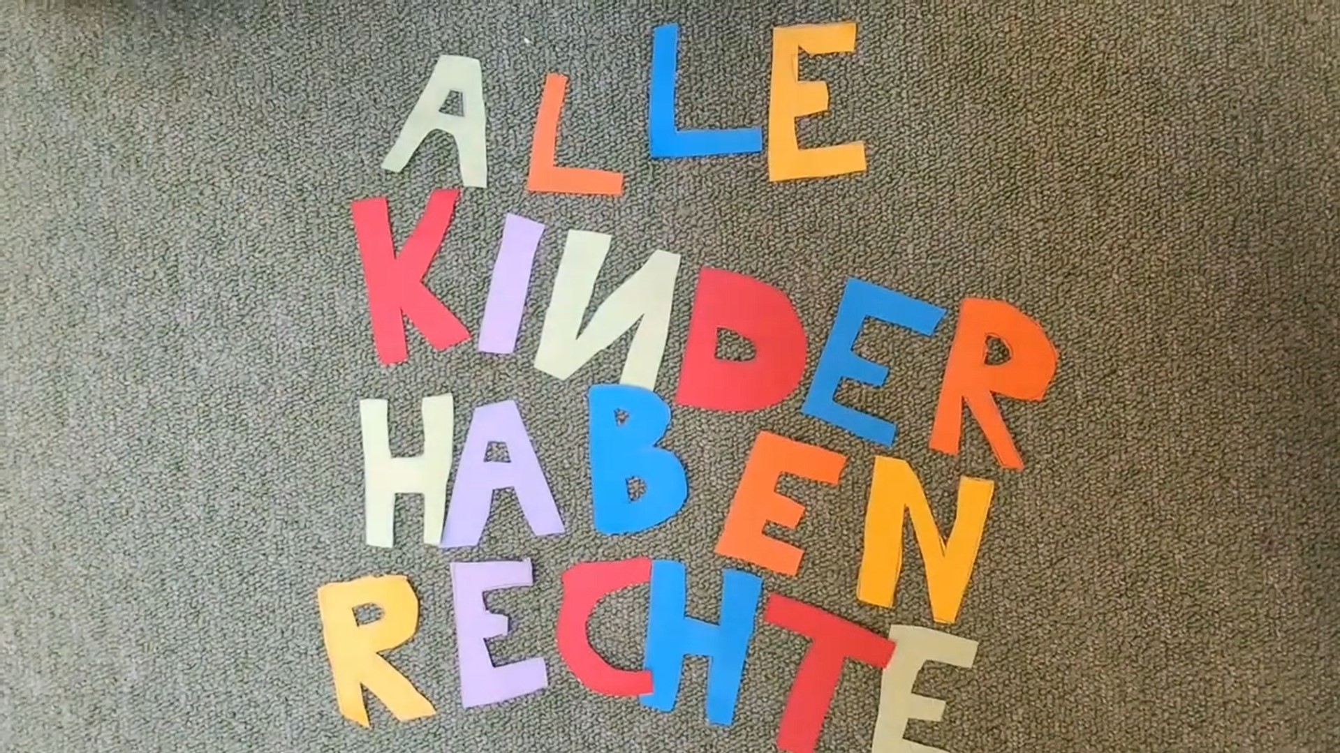 'Alle Kinder haben Rechte' bunte Buchstaben