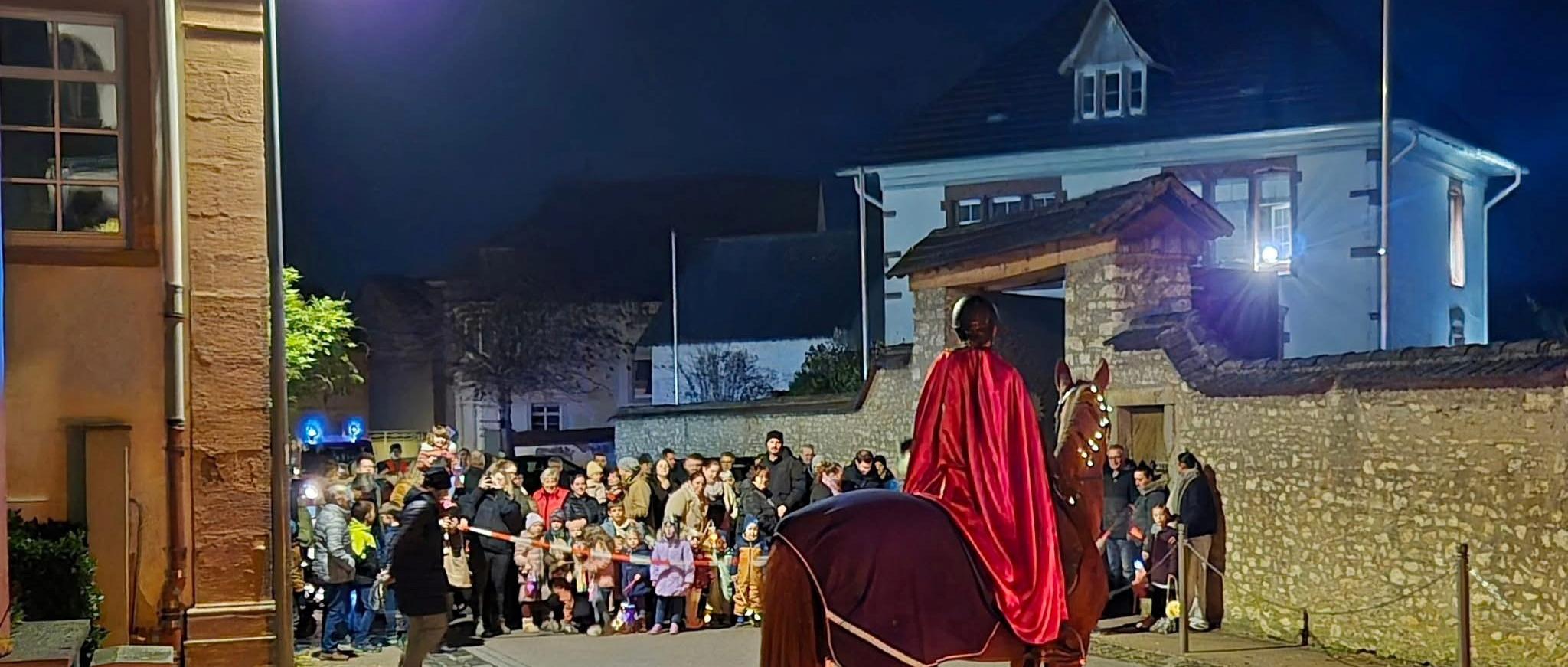 St. Martin auf seinem Pferd vor dem Martinsumzug