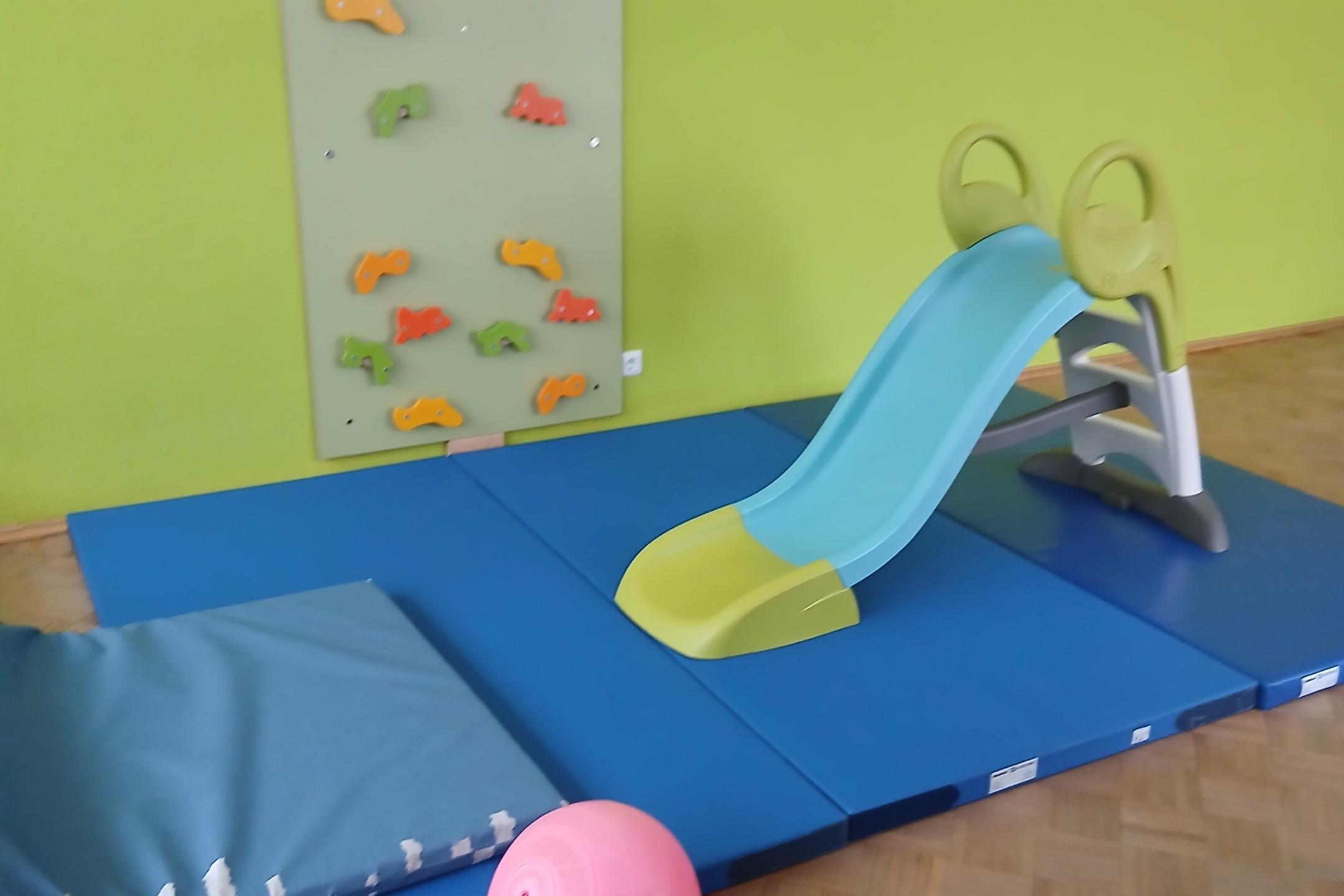 Turnraum mit Rutsche